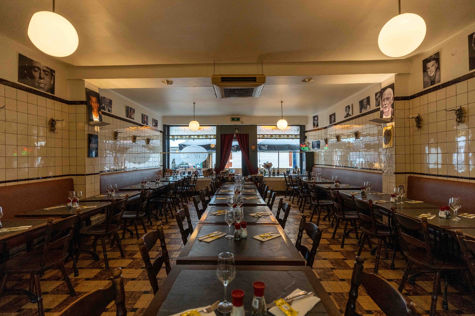 Salle principale du Pré Salé — brasserie bruxelloise carrelée, tables dressées