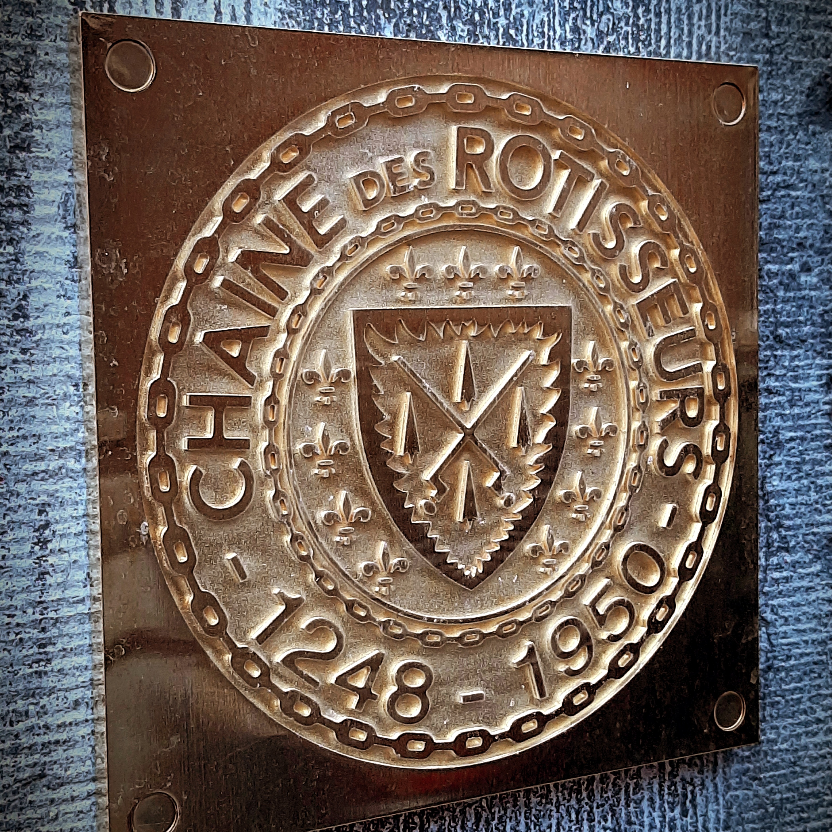 Plaque en bronze Chaîne des Rôtisseurs sur la façade d'Au Stekerlapatte