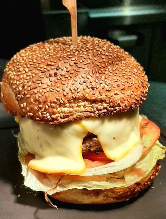 Burger maison au fromage fondu Au Stekerlapatte