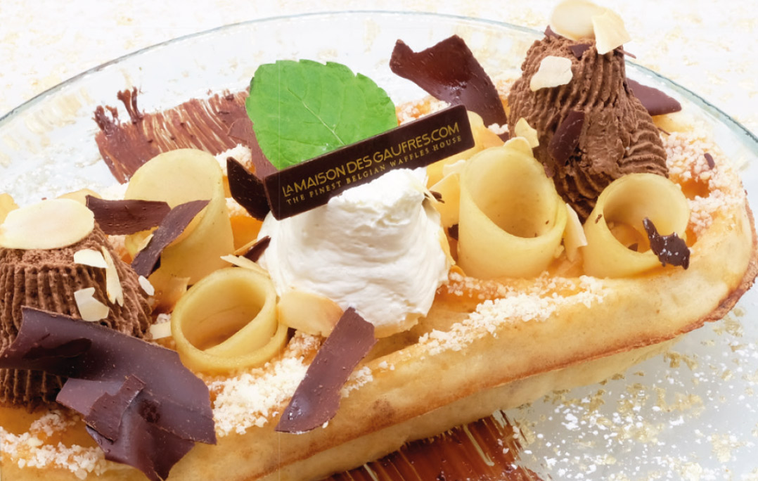 Gaufre Belle-Hélène, poires, mousse au chocolat et amandes effilées