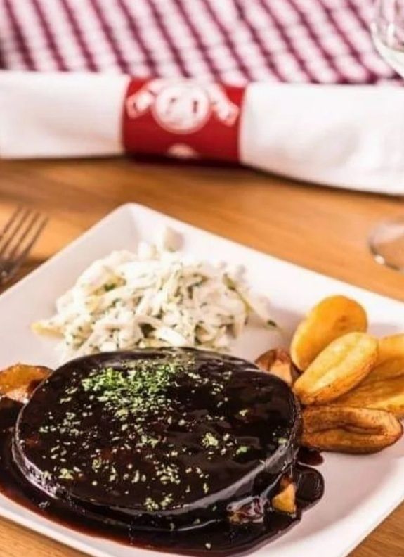 Pièce de bœuf sauce brune, pommes de terre et salade de chicons