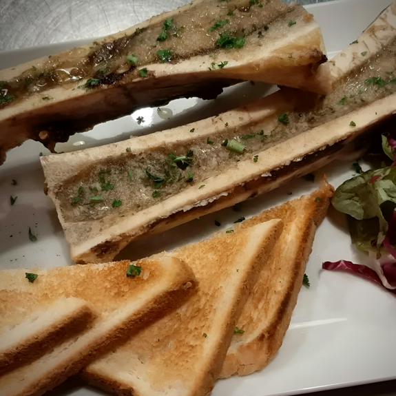 Os à moelle rôtis et toasts grillés Au Stekerlapatte