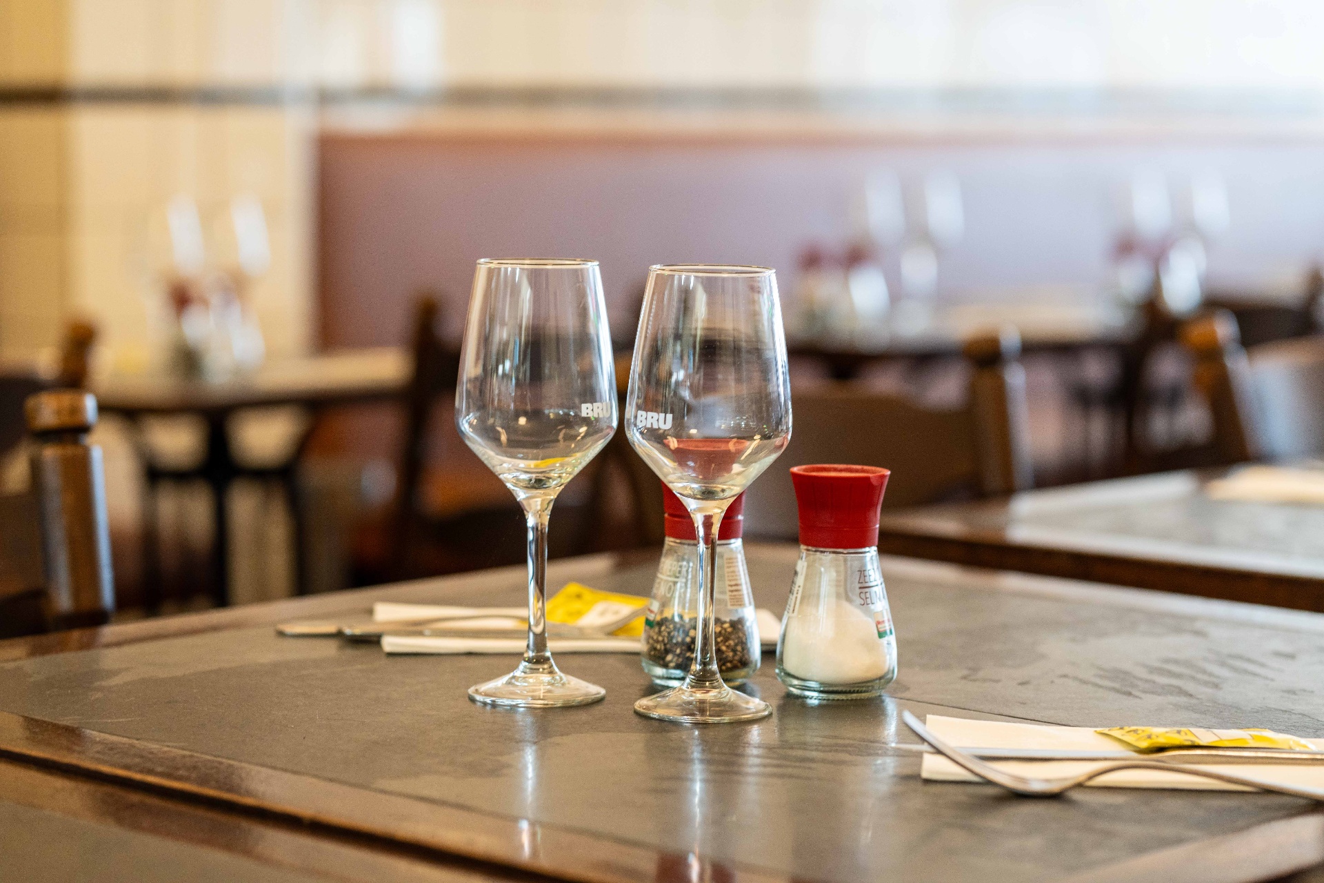 Table dressée avec verres BRU au Pré Salé Bruxelles