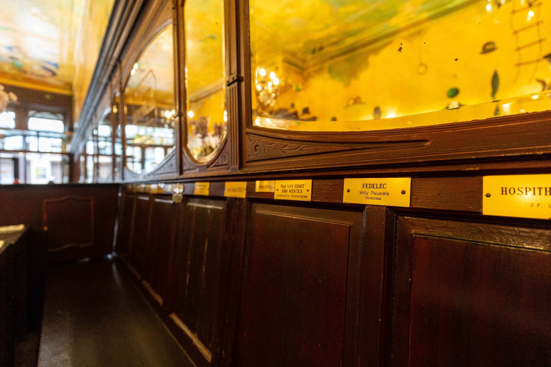 Plaques dorées gravées aux noms d'Eddy Merckx, Paul Van Himst et autres fidèles de La Roue d'Or
