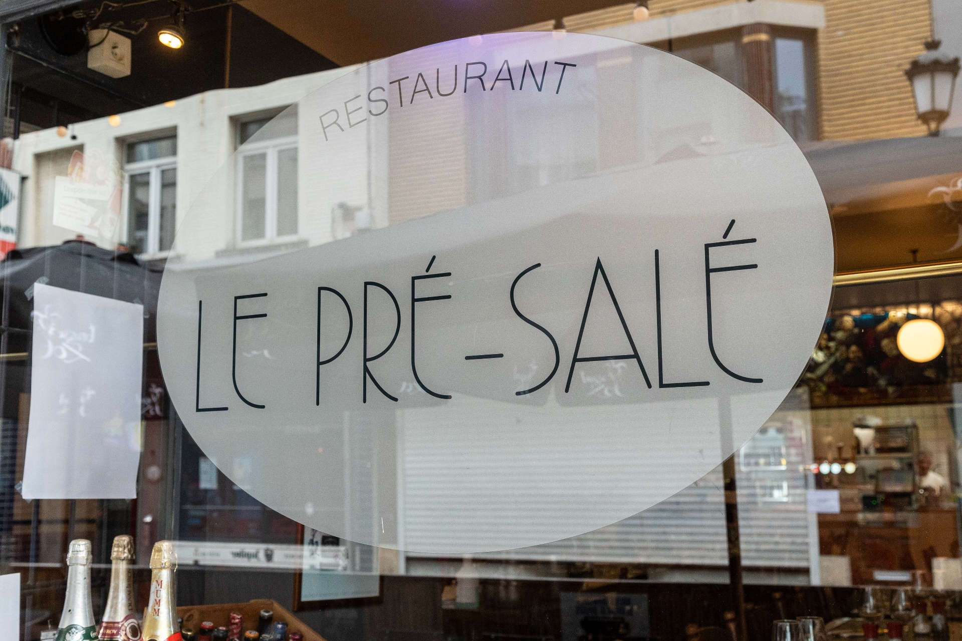 Vitrine et logo Le Pré Salé — rue de Flandre, Bruxelles