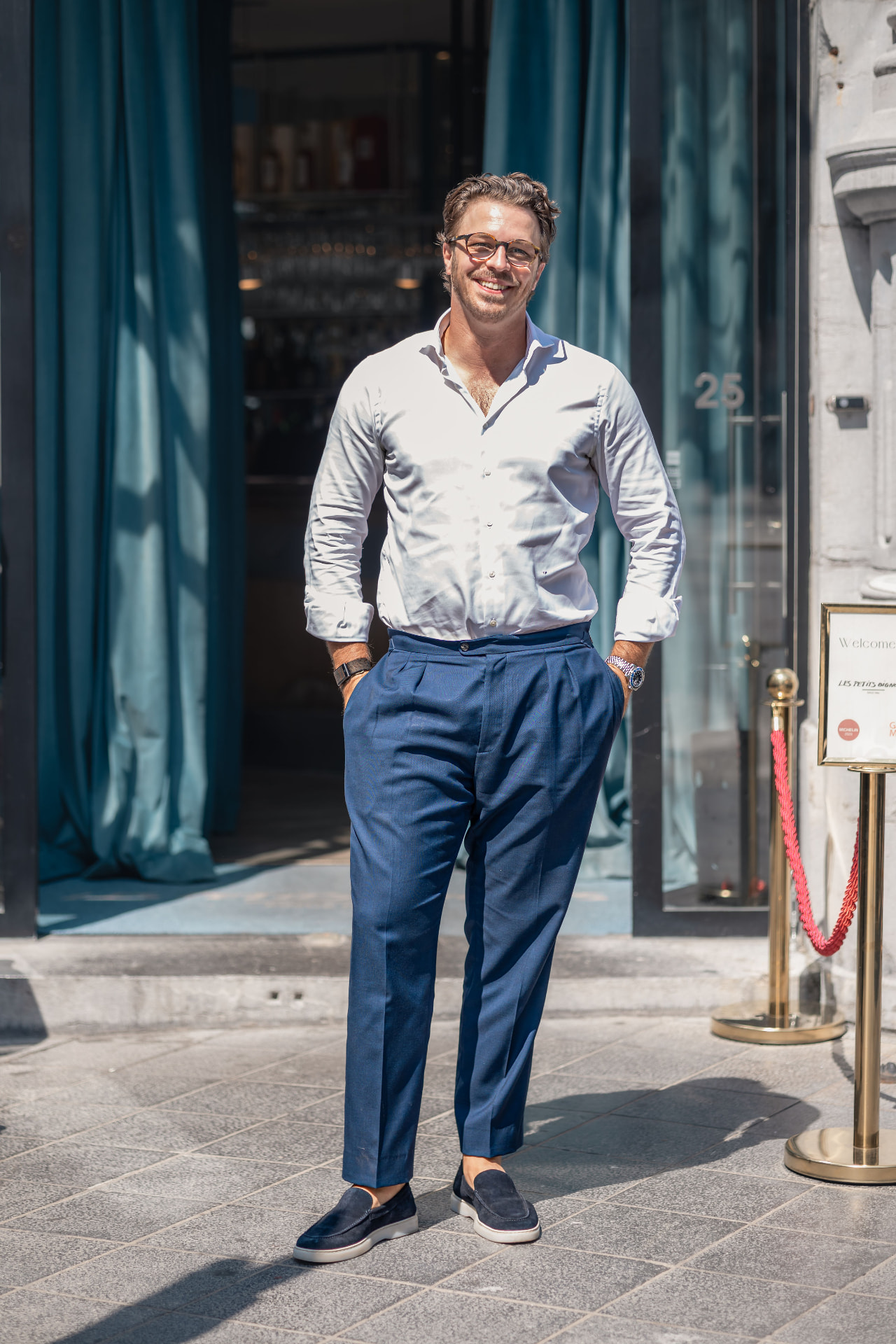 Thomas Fischer, propriétaire des Petits Oignons, devant l'entrée du restaurant