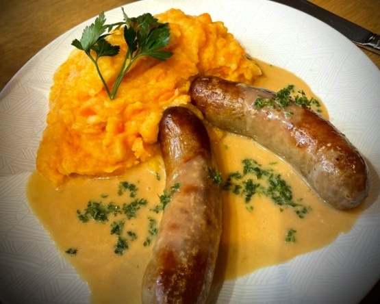 Saucisses maison et purée de carottes Au Stekerlapatte