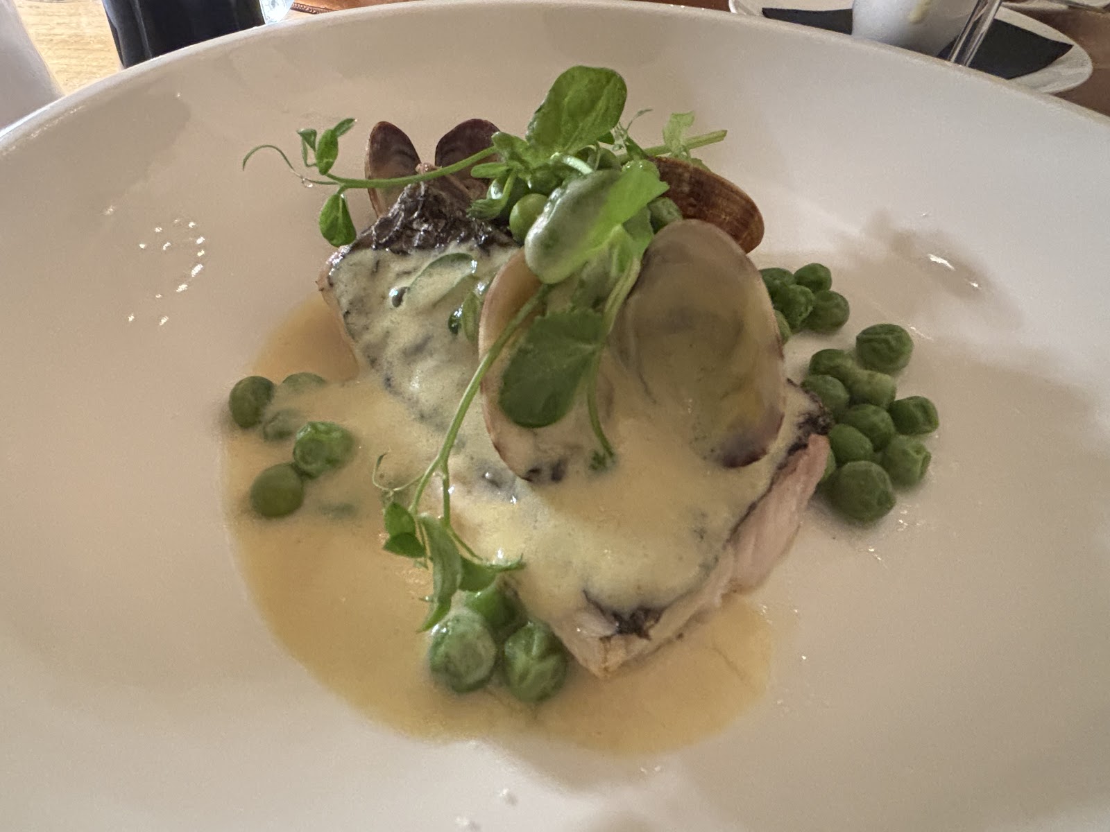 Plat de poisson servi au restaurant 65 degrés à Ixelles