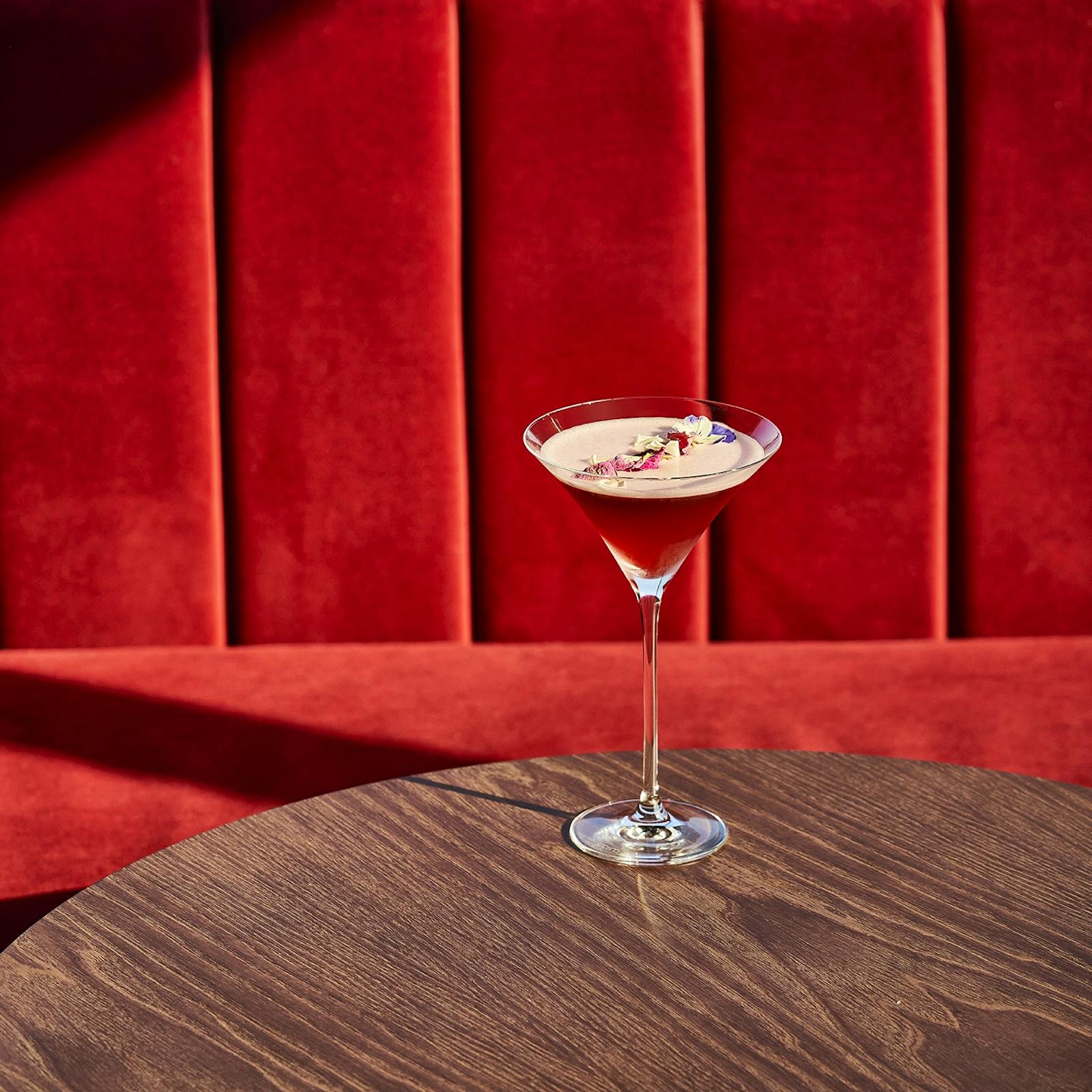 Cocktail Clover Club servi au bar du rooftop Akai à Bruxelles