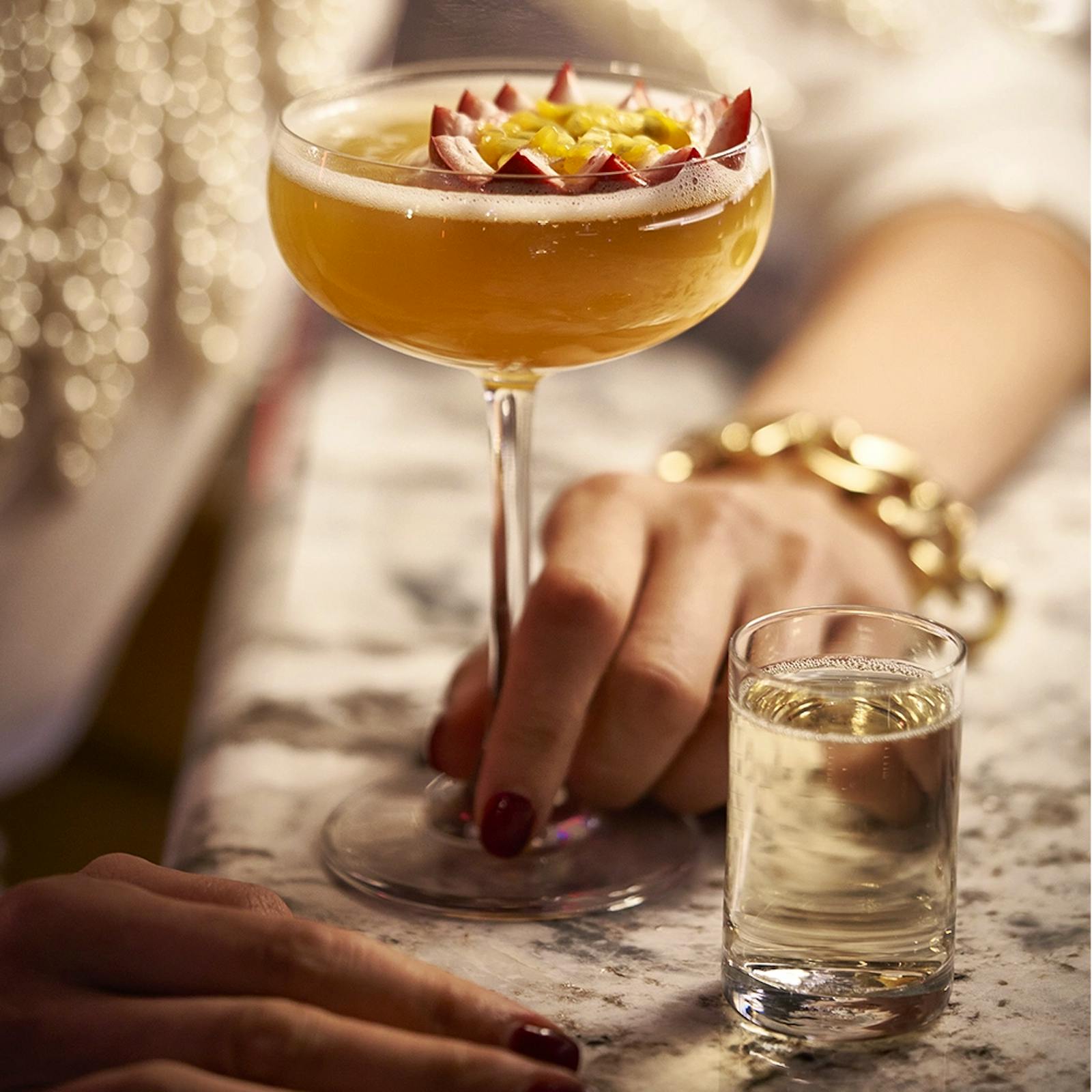 Cocktail Pornstar Martini servi au rooftop bar Akai à Bruxelles