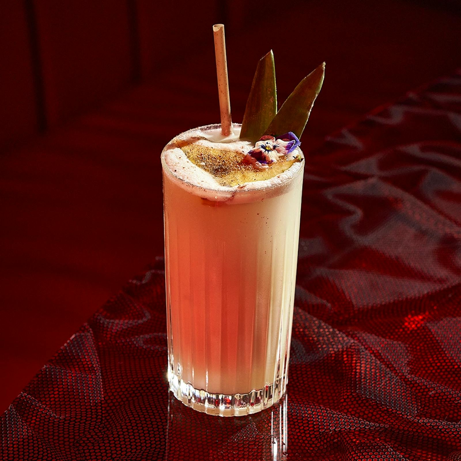 Cocktail Singapore Sling préparé au bar d'Akai Bruxelles