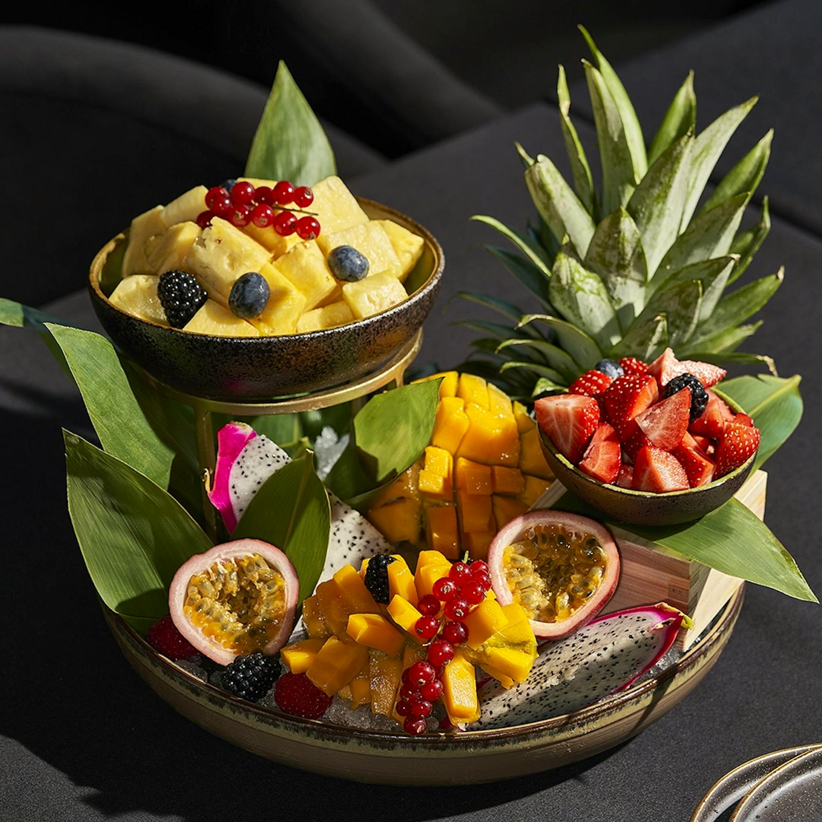 Sensation de fruits du chef, assortiment de fruits exotiques au restaurant Akai