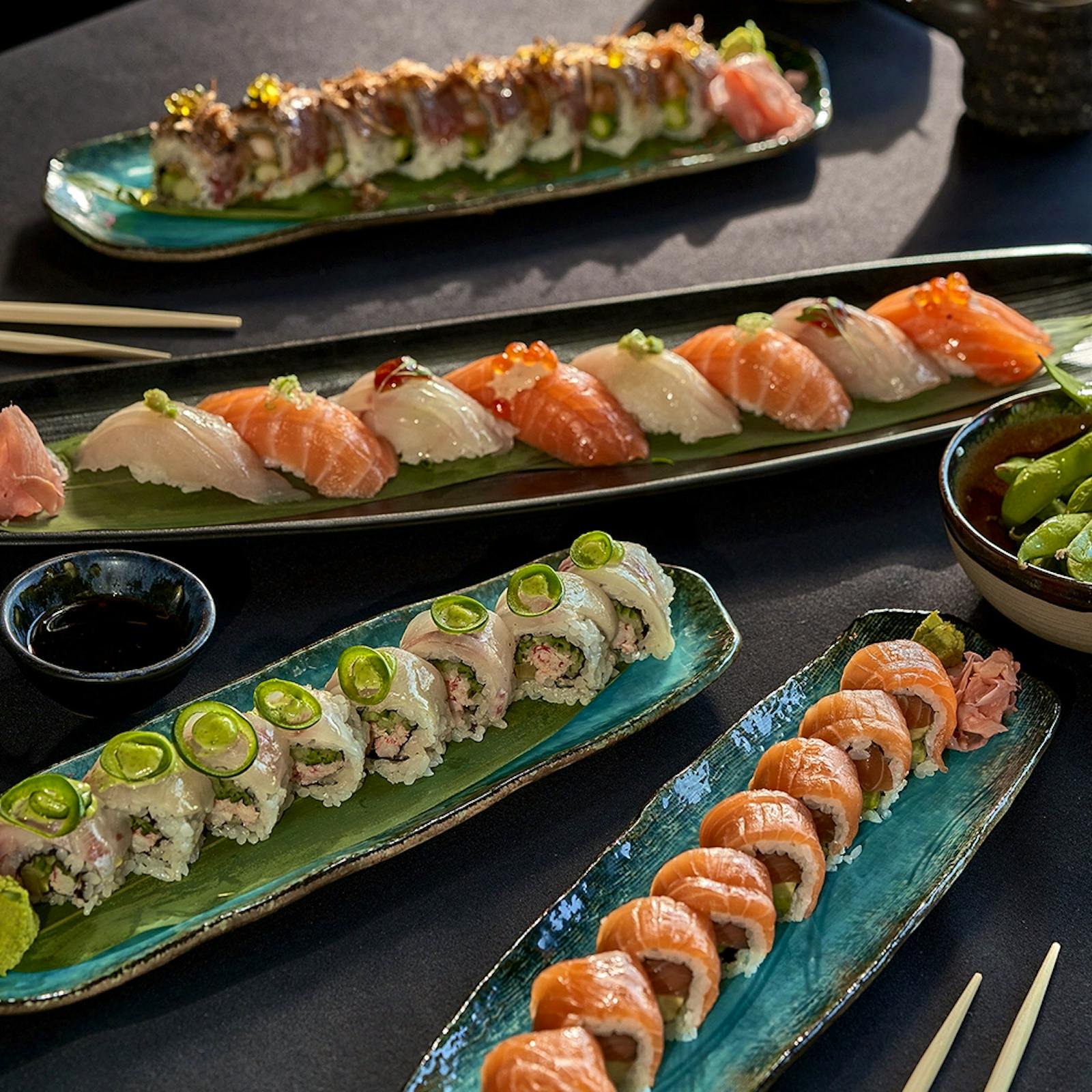 Assortiment de nigiris, spicy tuna et hamachi rolls servi chez Akai Bruxelles
