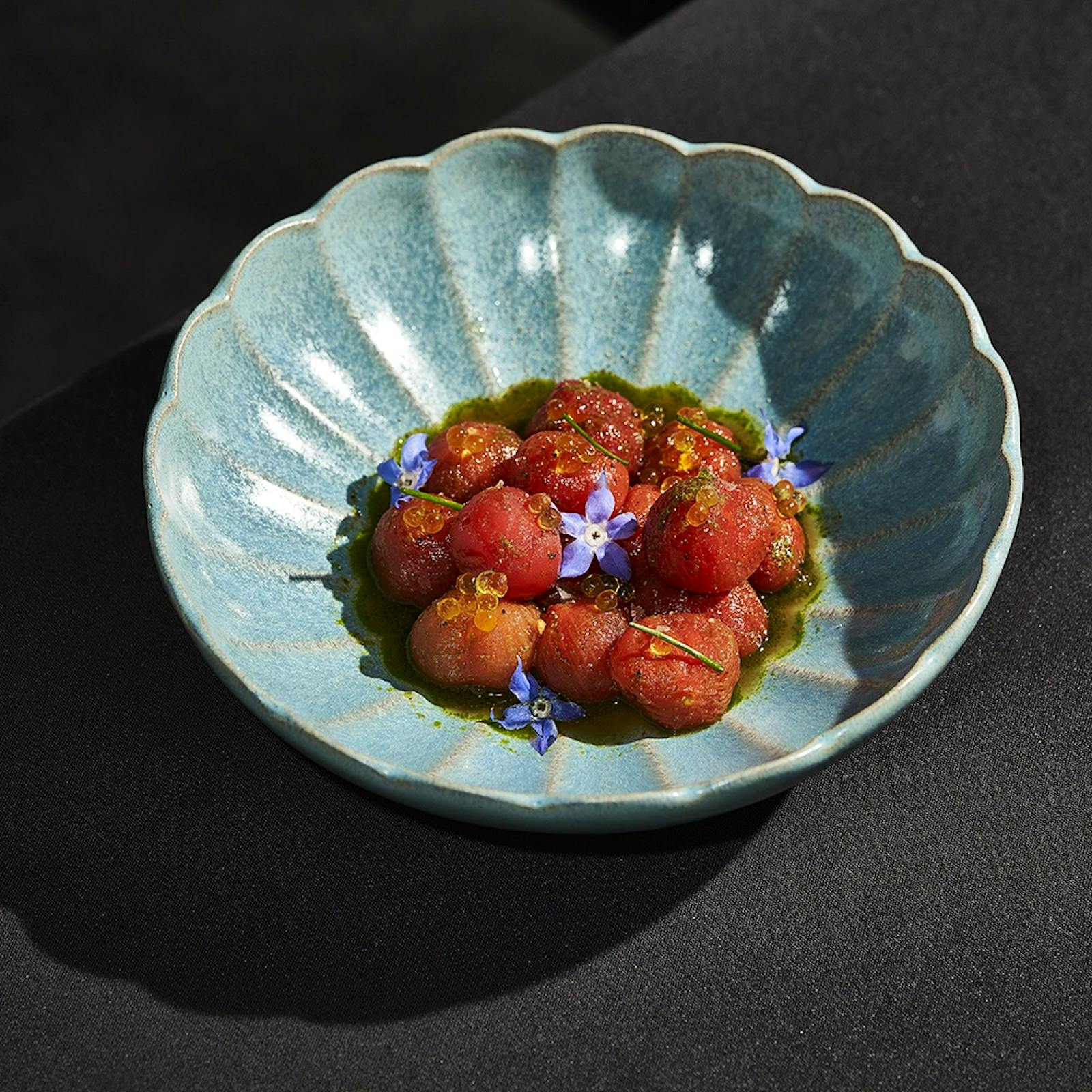 Salade de tomates cerises, algues et caviar d'huile d'olive chez Akai