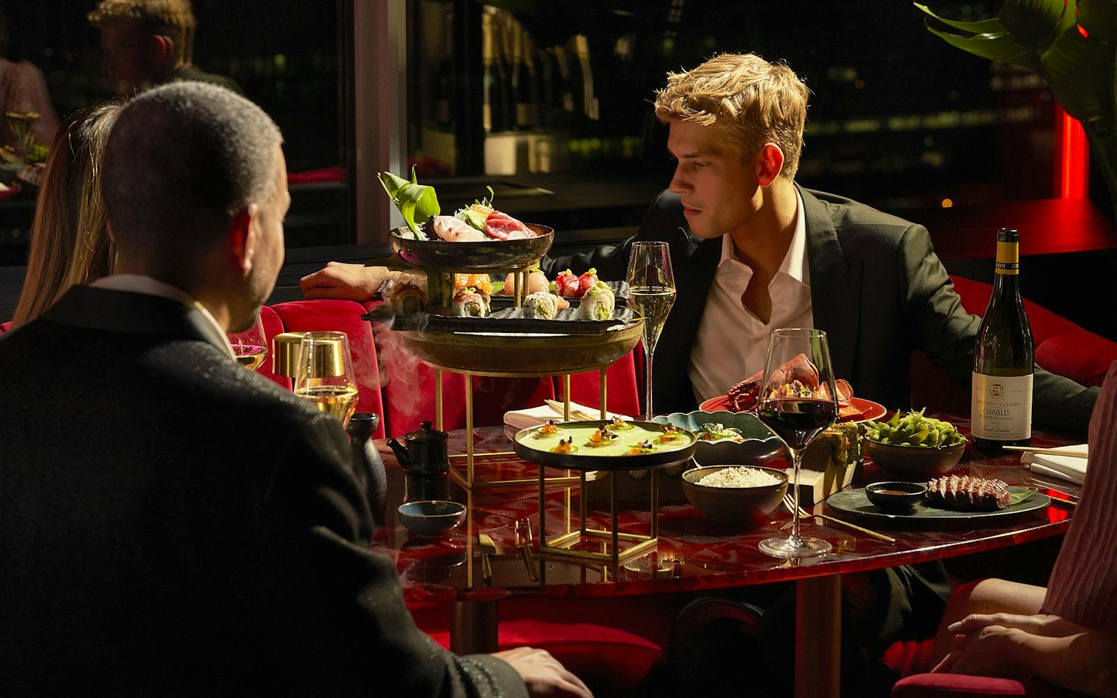 Salle du restaurant rooftop Akai à Bruxelles, baies vitrées et lumière tamisée