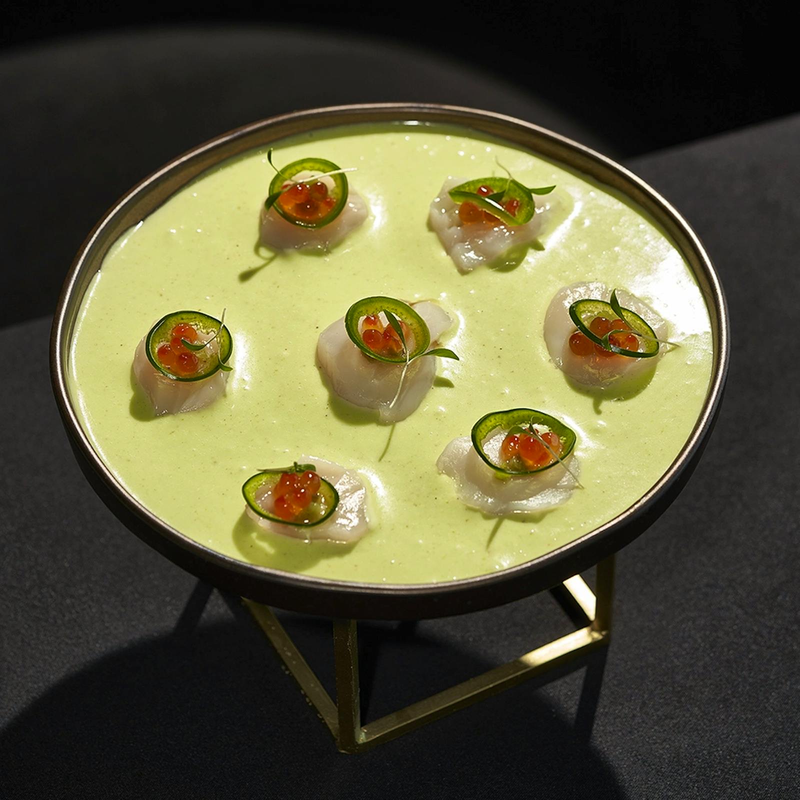 Sashimi de coquille Saint-Jacques, ail vert, coriandre et lime chez Akai
