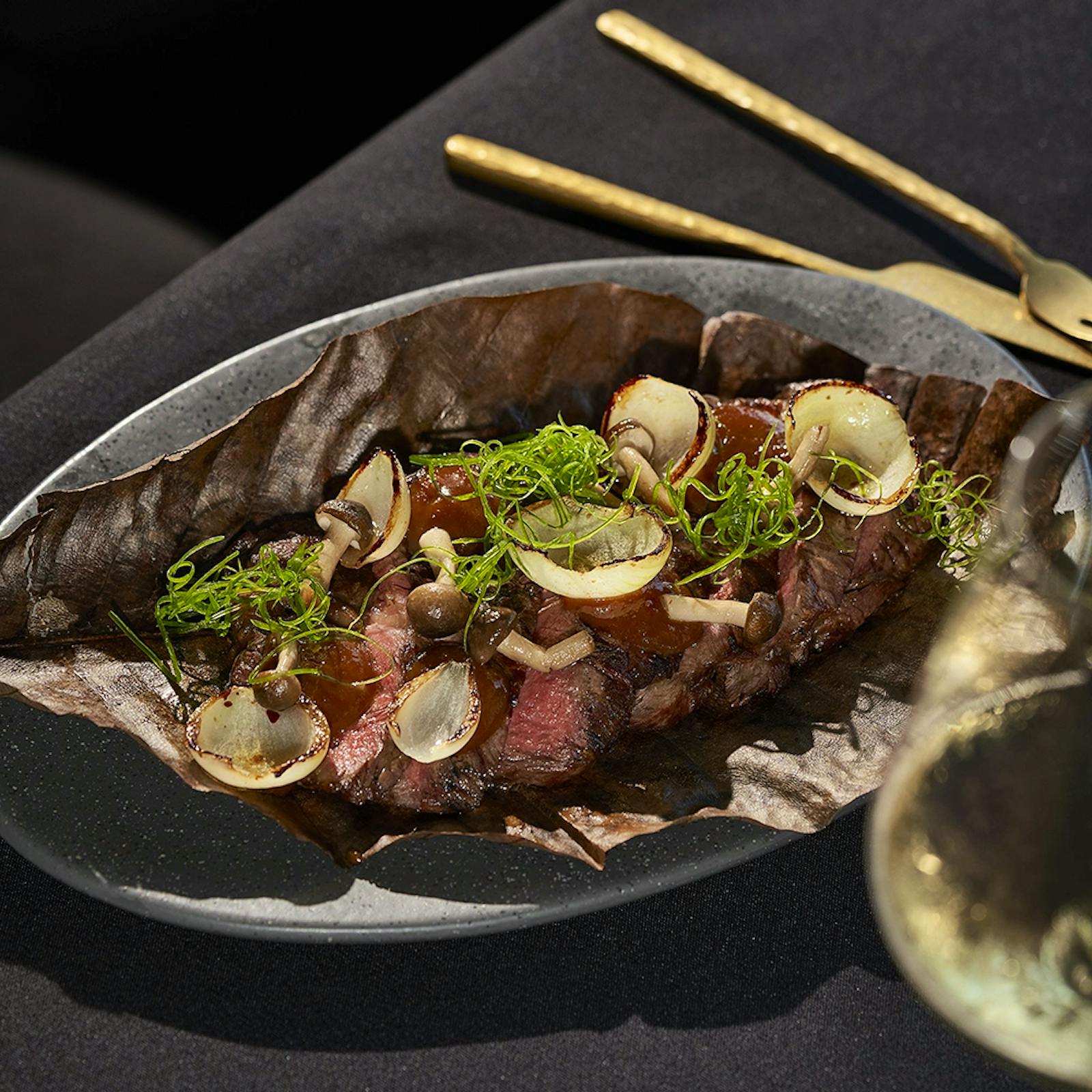 Surlonge de bœuf sauce teriyaki servie au rooftop Akai à Bruxelles