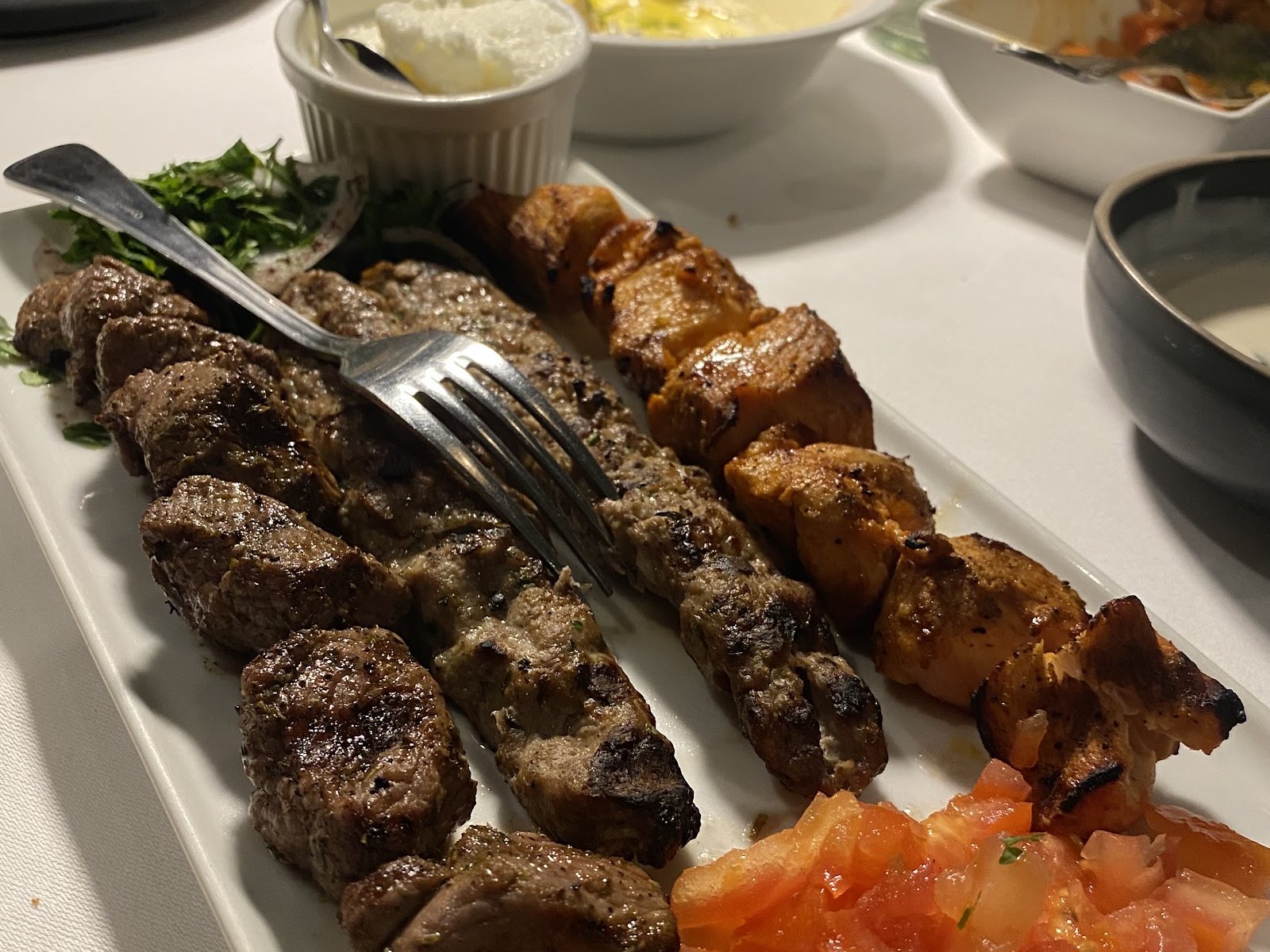 Assortiment de brochettes grillées servi chez Al Barmaki à Bruxelles