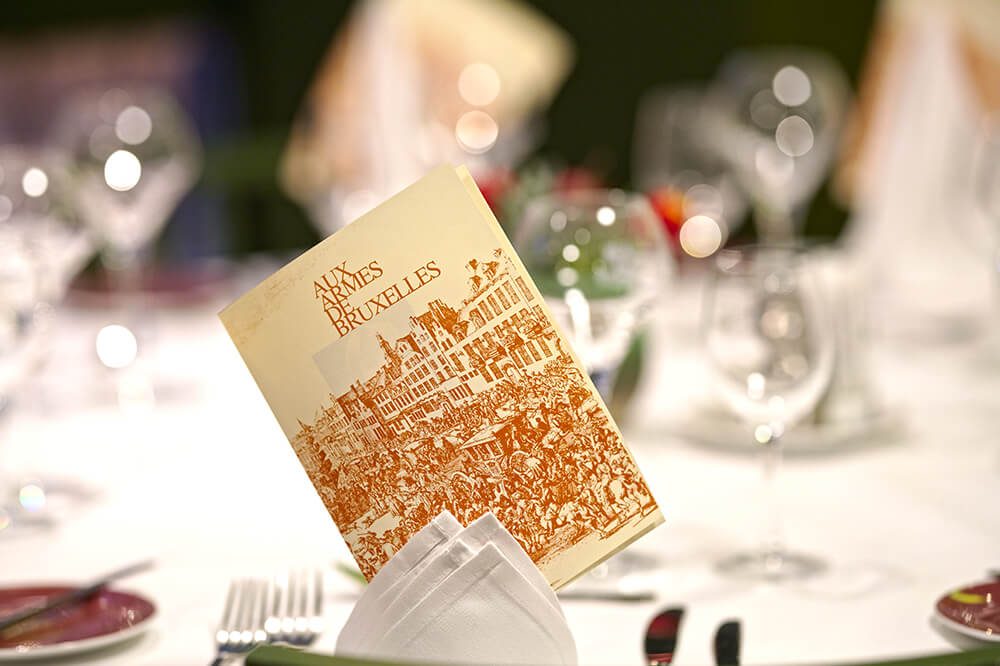 La carte d'Aux Armes de Bruxelles posée sur une table nappée de blanc