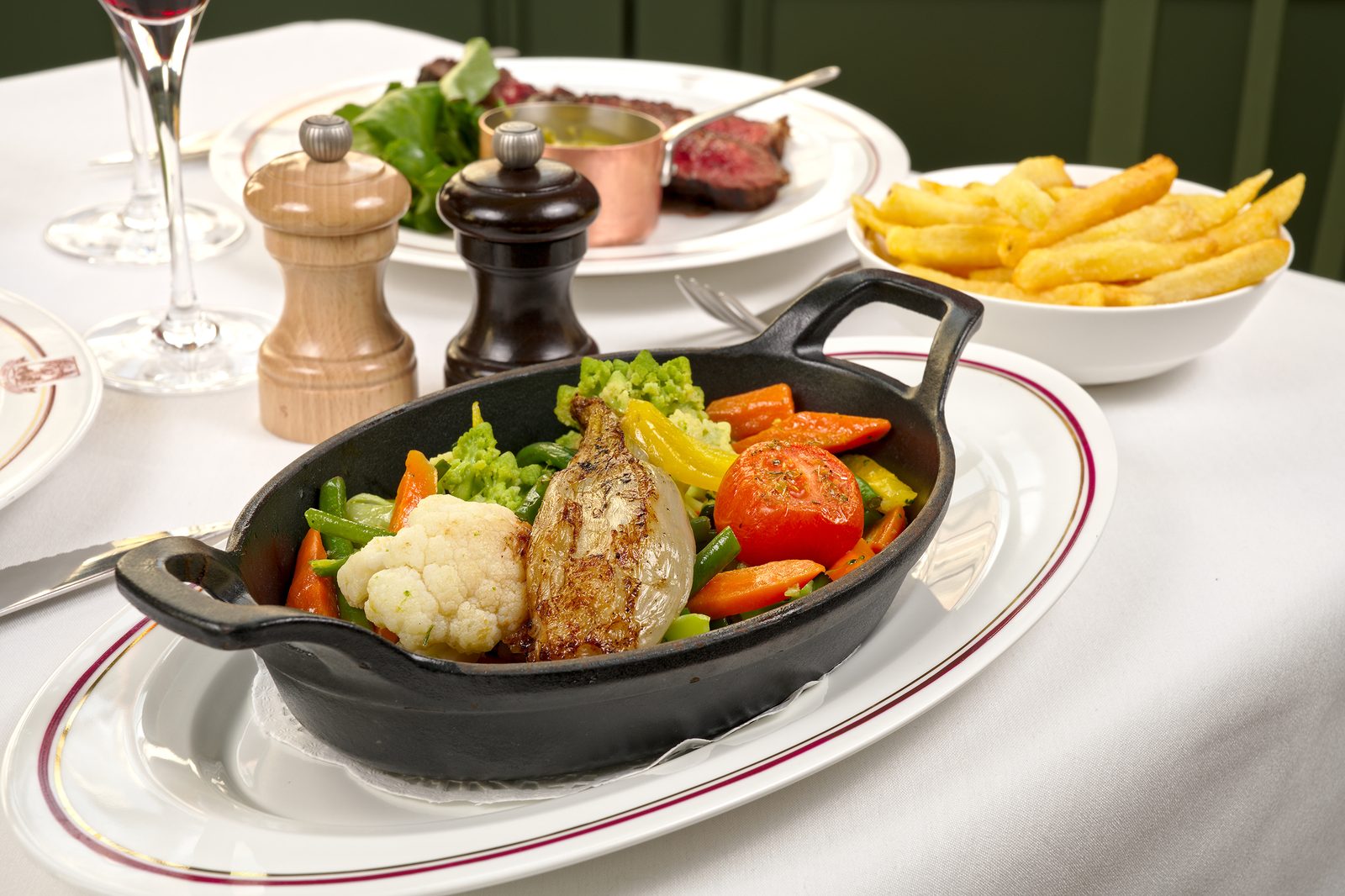 Cocotte de volaille et légumes avec frites fraîches