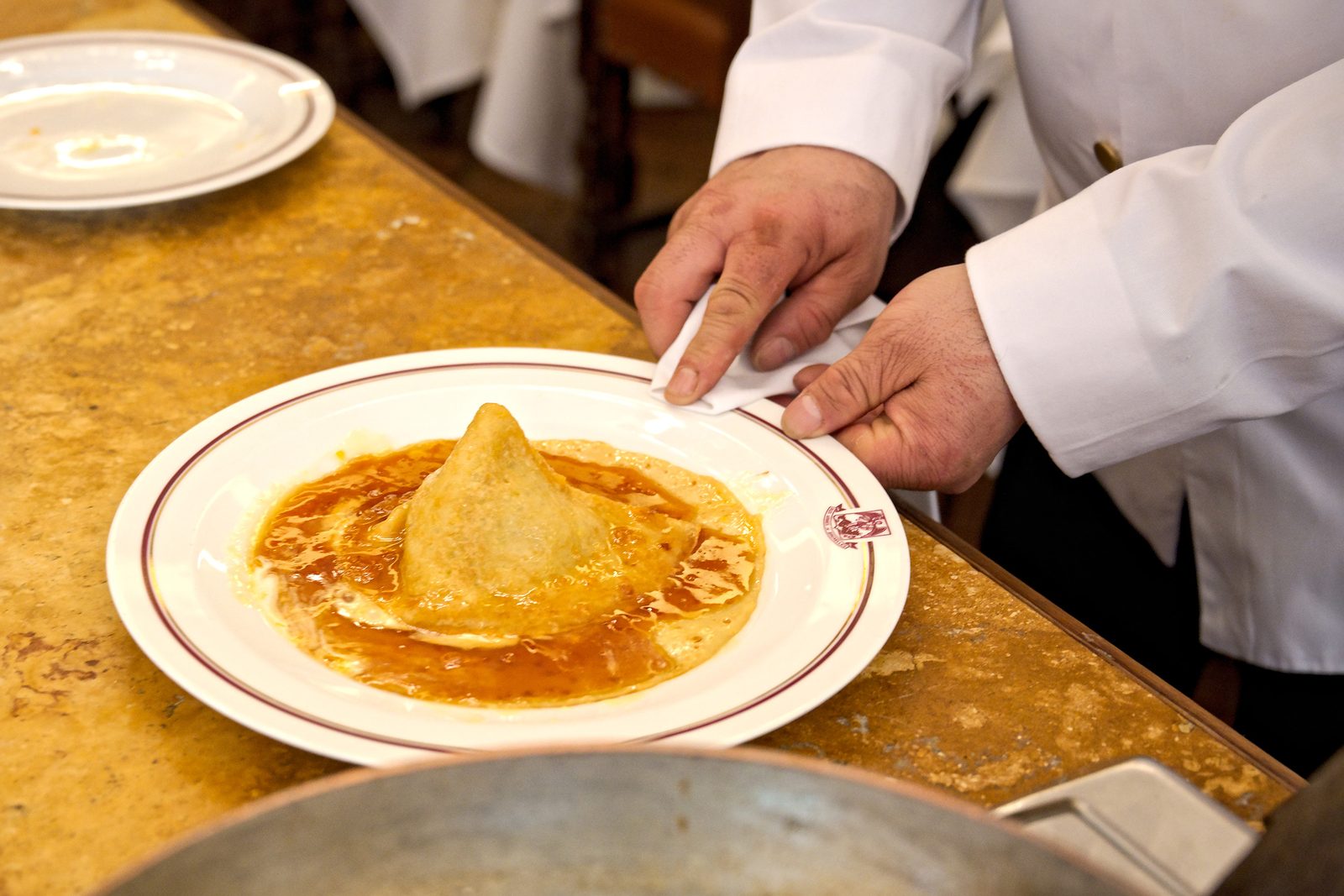Crêpes Muette de Portici flambées en salle à la Mandarine Napoléon
