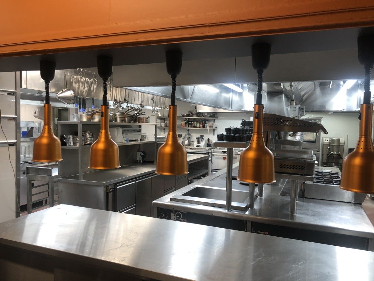 Cuisine entièrement reconstruite d'Aux Armes de Bruxelles