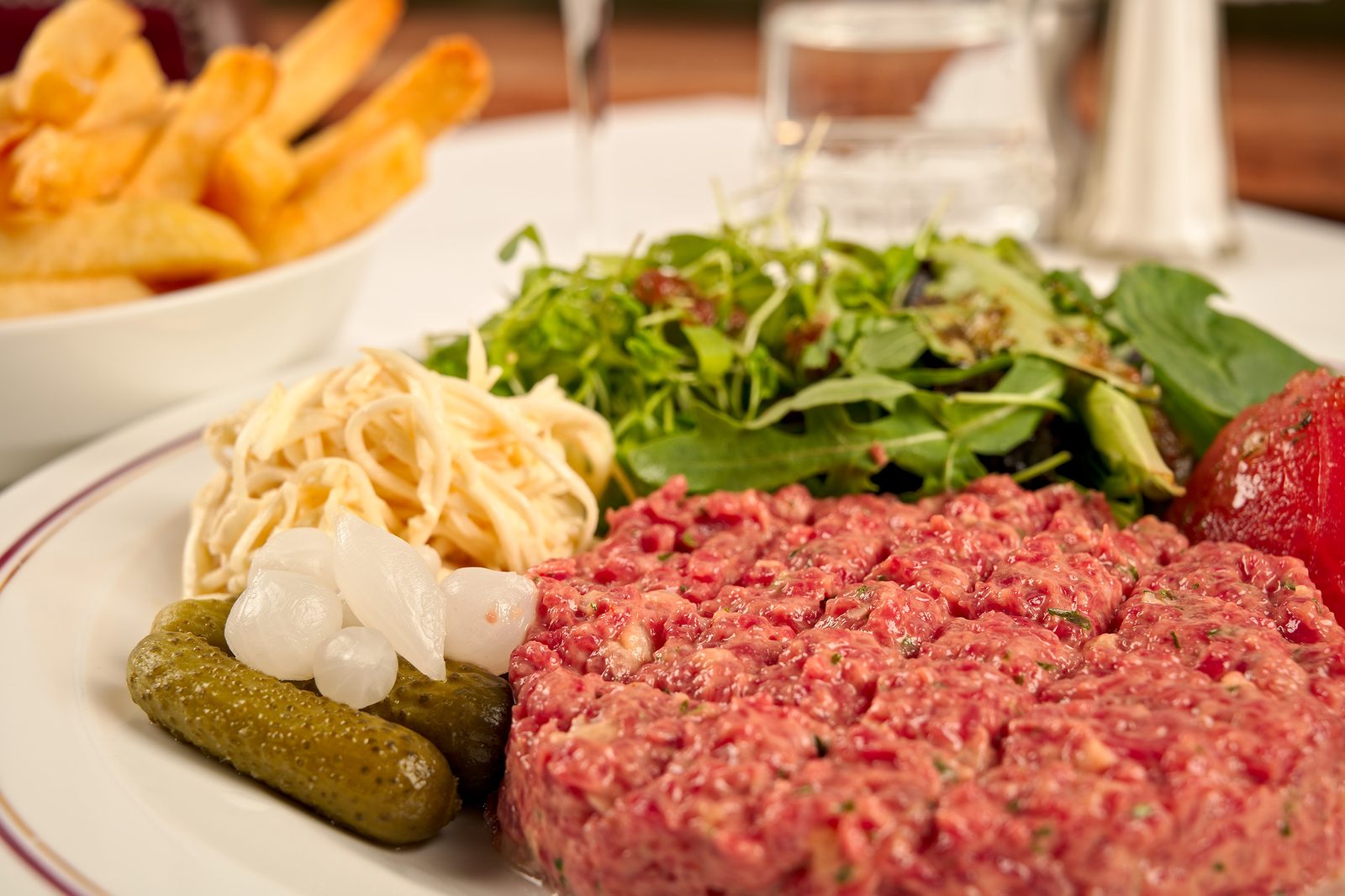 Filet américain préparé minute avec frites et condiments