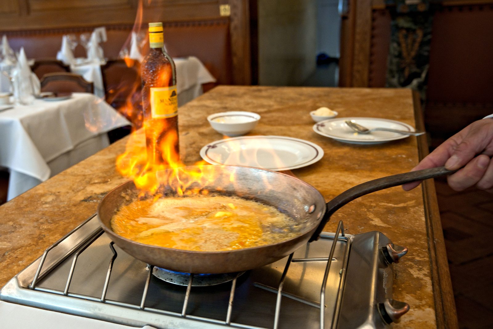 Flambage à la poêle réalisé en salle chez Aux Armes de Bruxelles