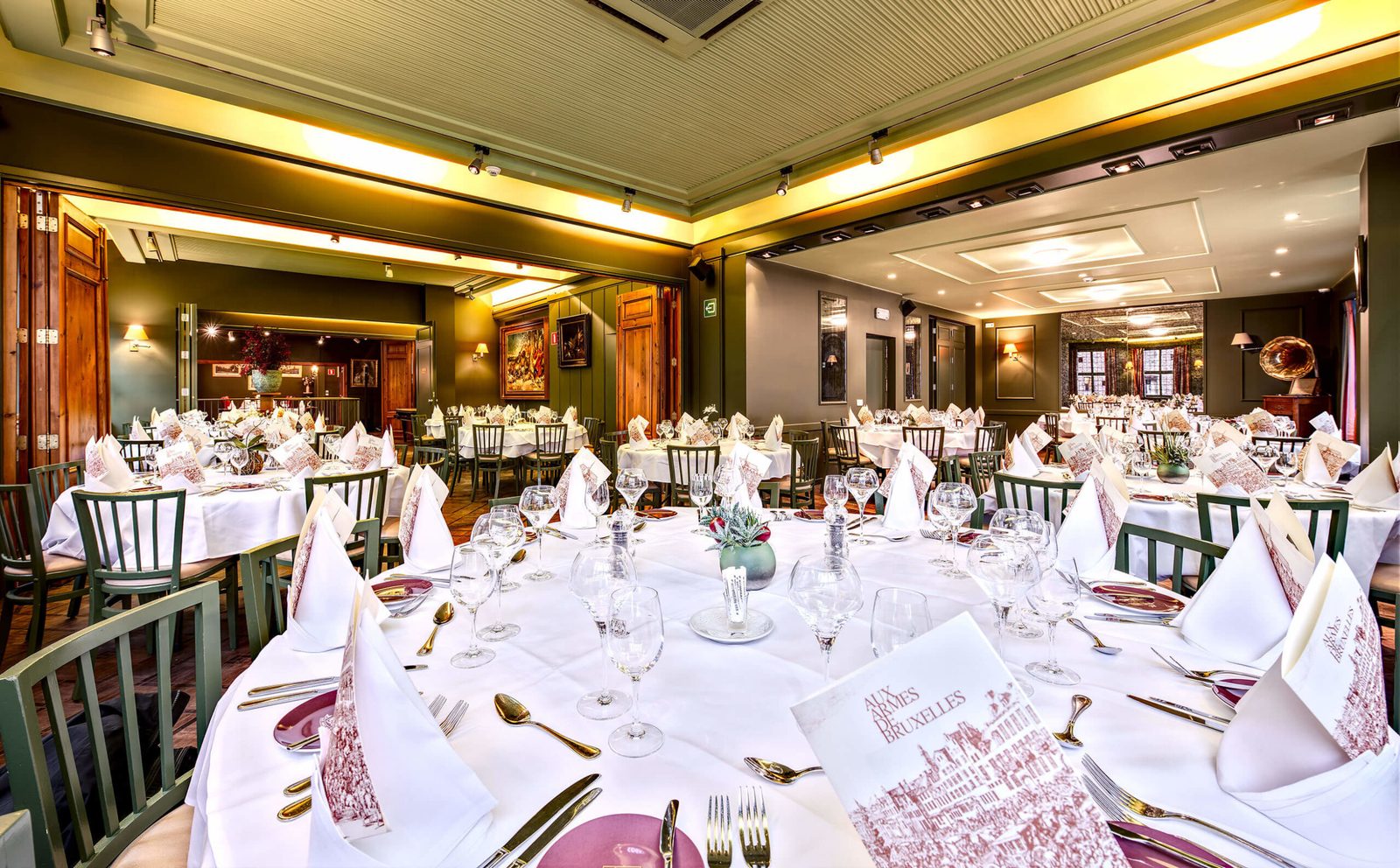 Grande salle de banquet d'Aux Armes de Bruxelles dressée pour un événement