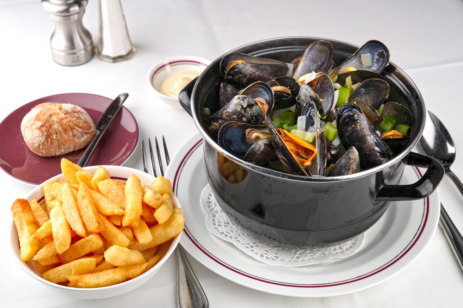 Casserole de moules marinière et frites fraîches à la graisse de bœuf