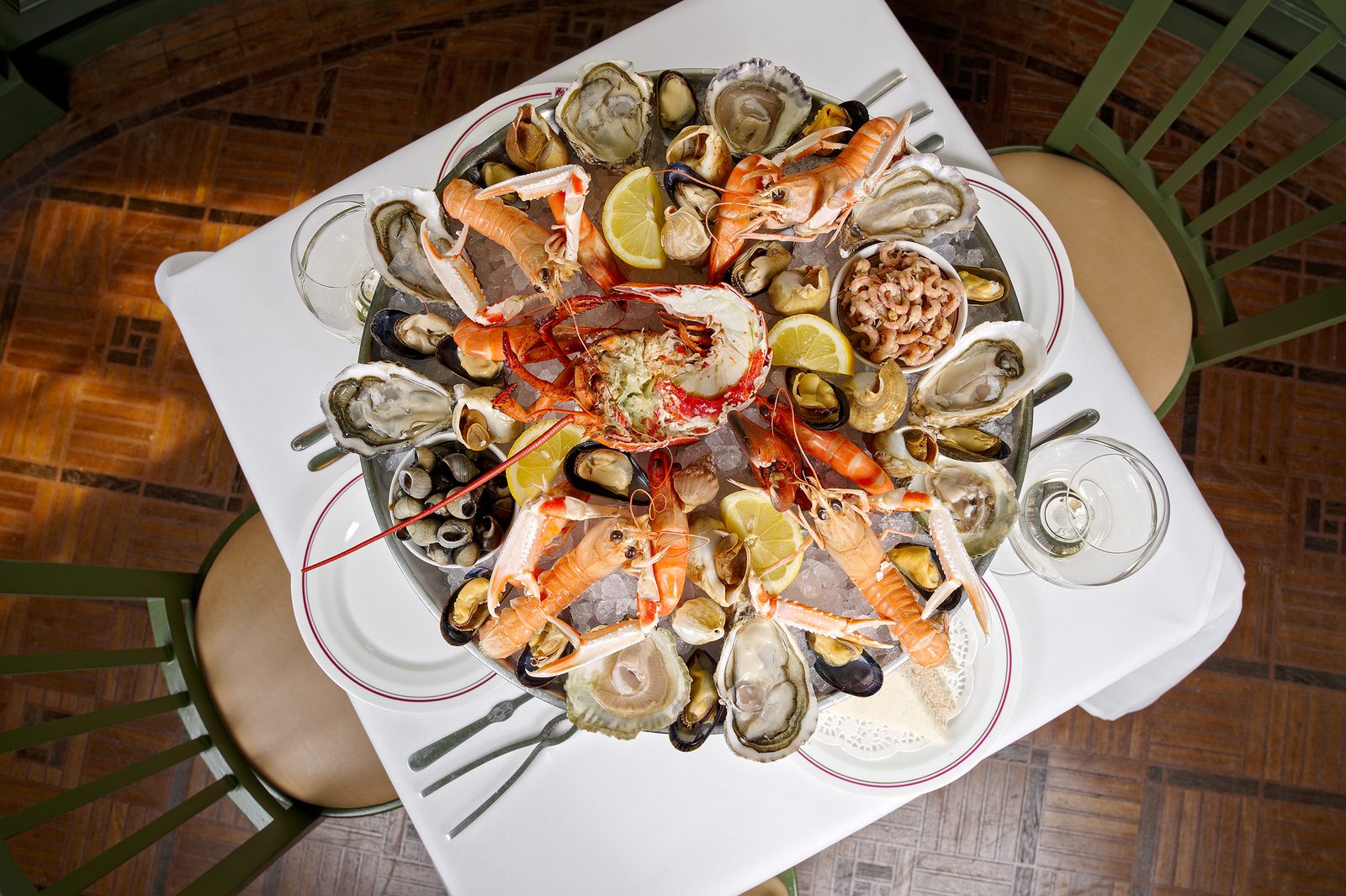 Plateau de fruits de mer avec huîtres, langoustines et coquillages