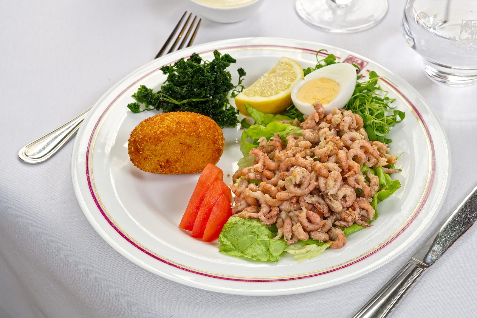 Salade Armes de Bruxelles : demi-salade de crevettes grises et une croquette
