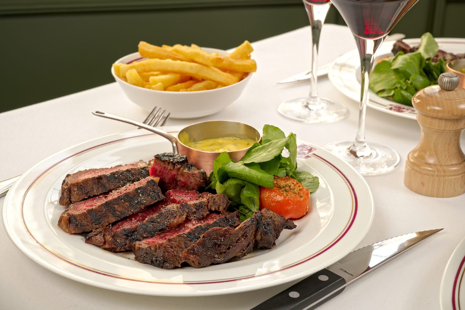 Steak grillé et frites fraîches servis chez Aux Armes de Bruxelles