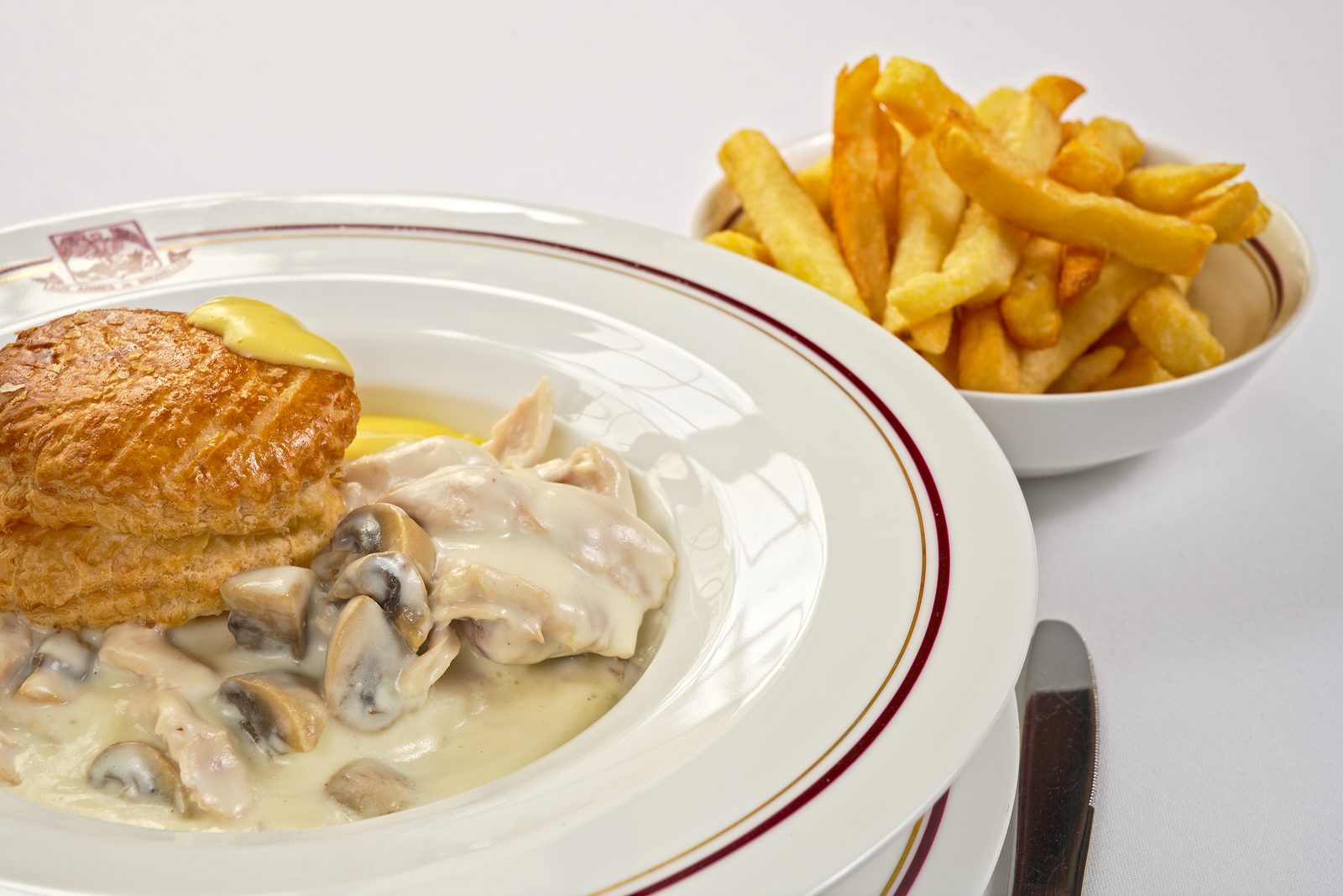 Vol-au-vent de poularde sauce mousseline et frites fraîches