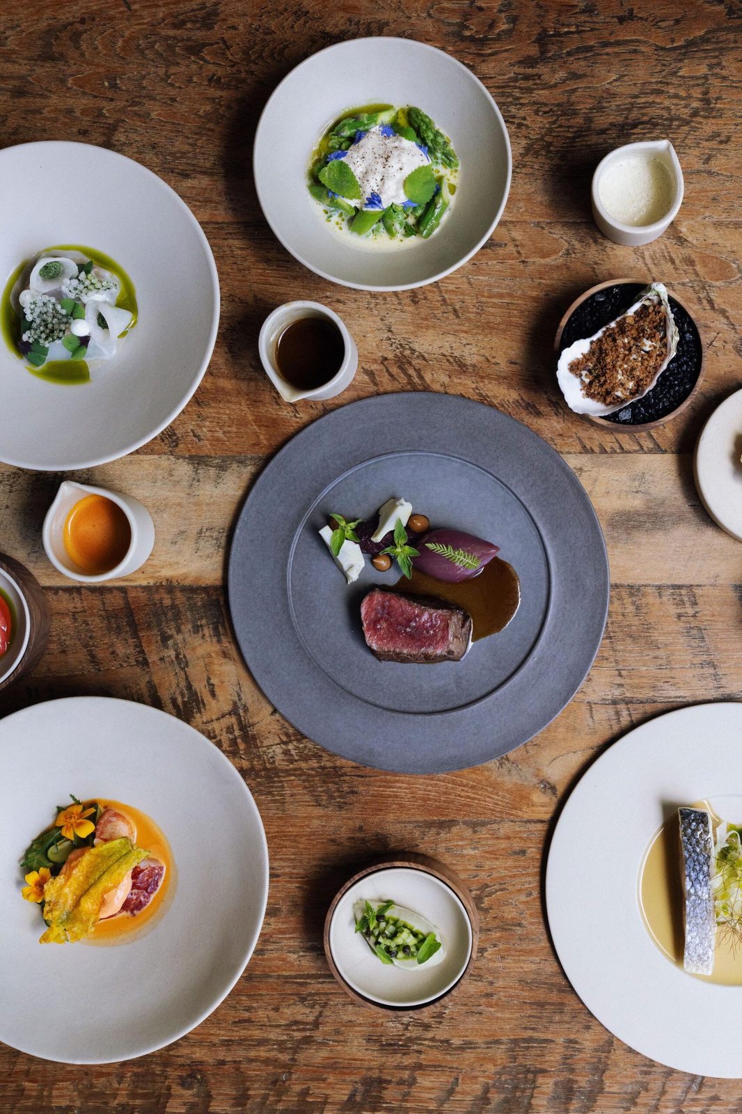 Assiette de saison servie au restaurant étoilé Barge à Bruxelles