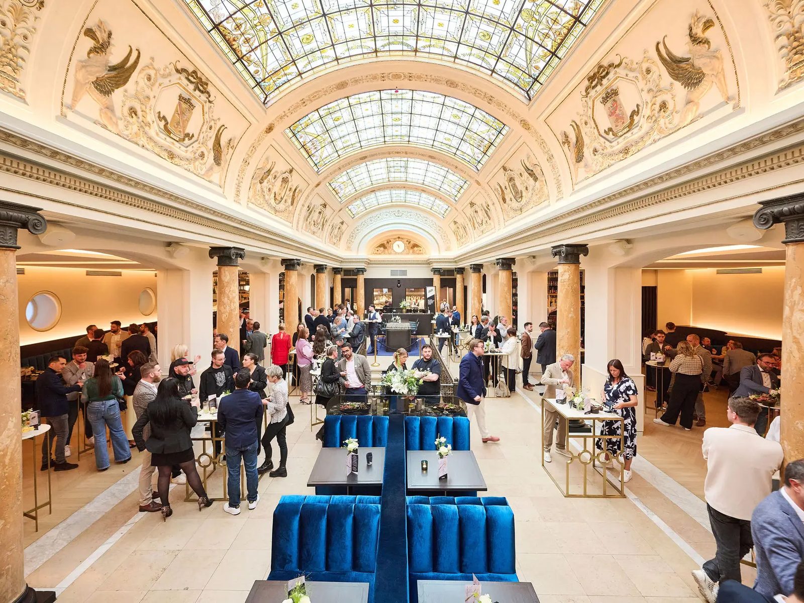 Grande salle du Belga Queen en plein service, clients attablés sous la verrière