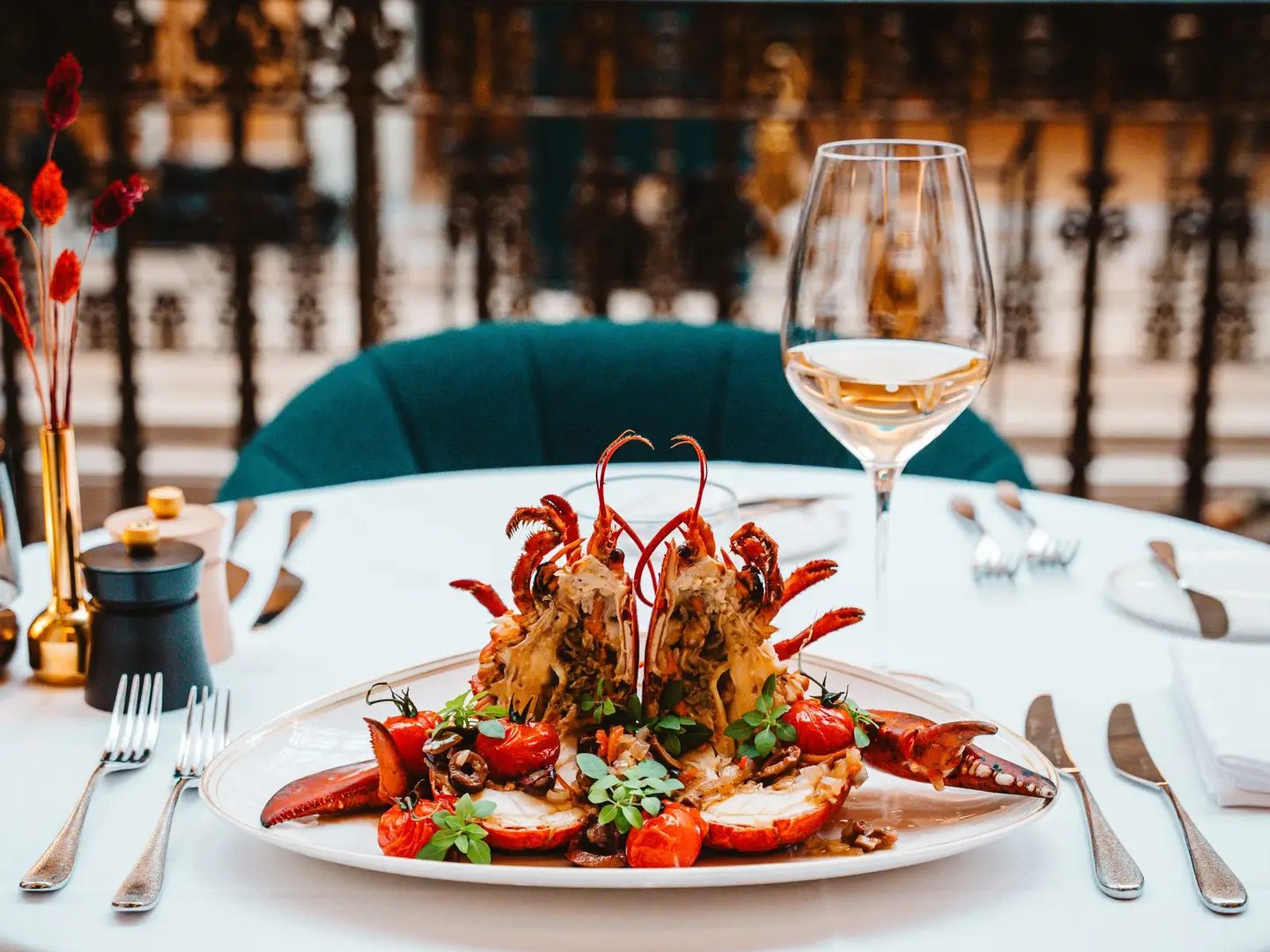 Assiette de crustacés dressée sur une table du Belga Queen