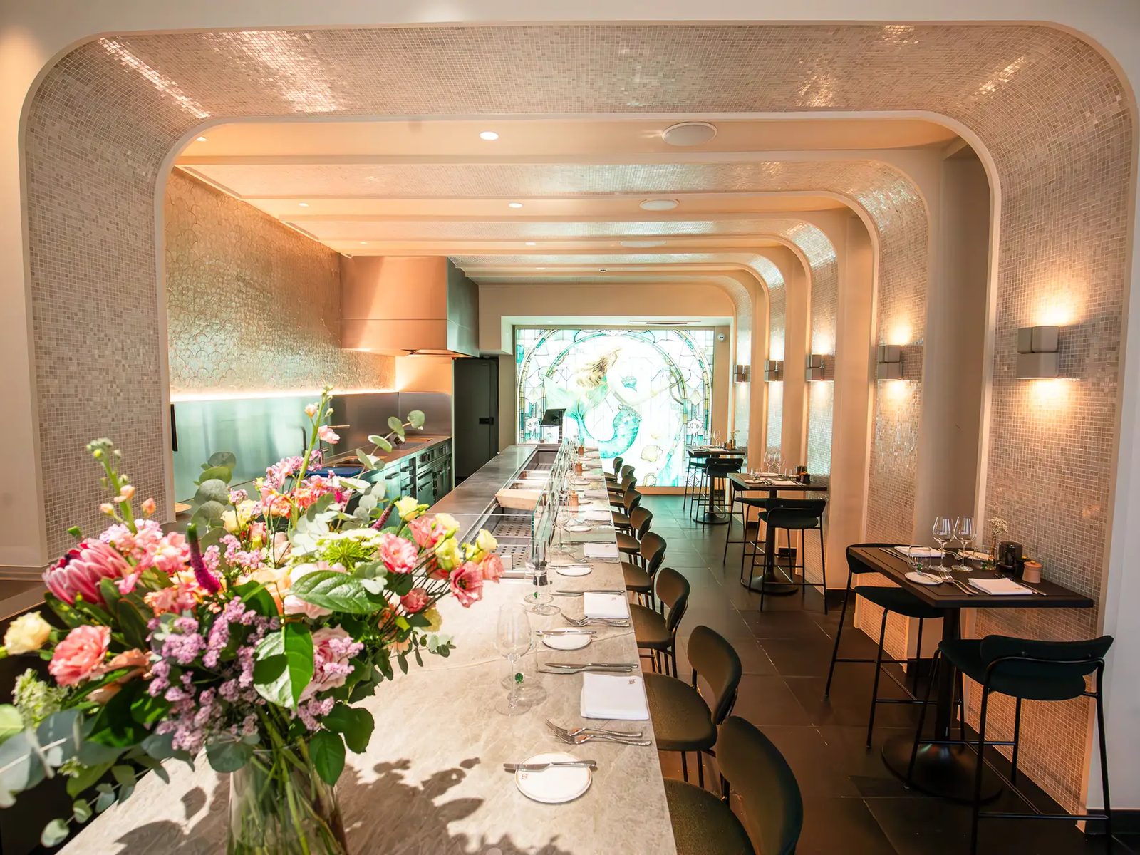 Salon privatisable du Belga Queen avec voûte et bouquet de fleurs