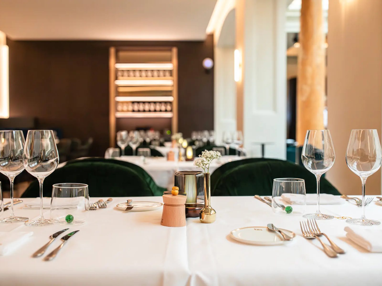 Table dressée nappée de blanc avec verres à vin au Belga Queen