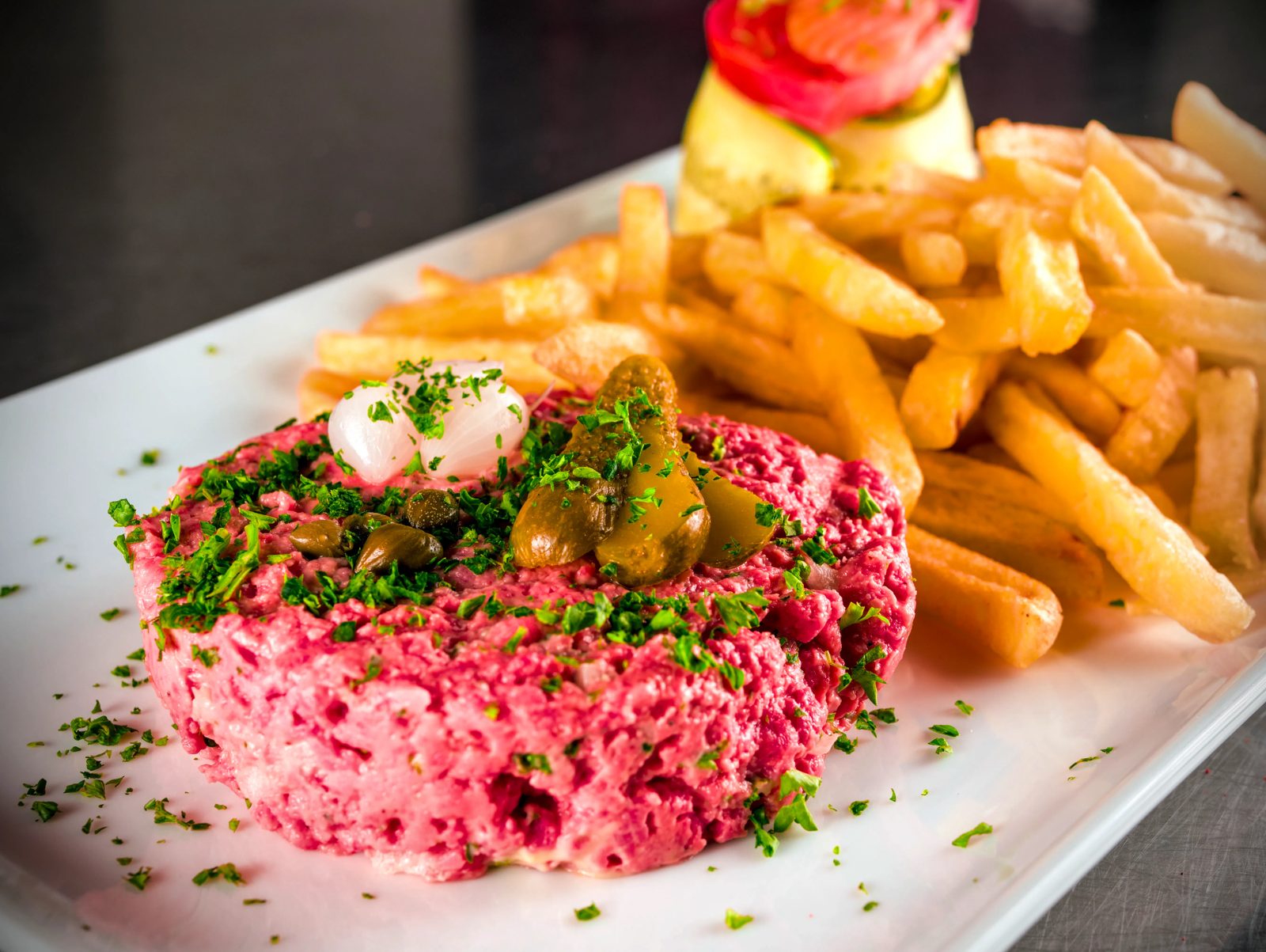 Américain de bœuf haché à la minute, salade et frites chez Big Mama
