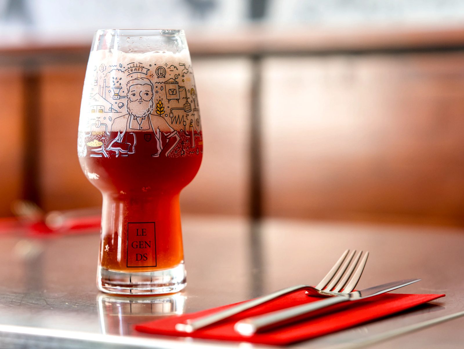 Verre de bière artisanale belge servi chez Big Mama