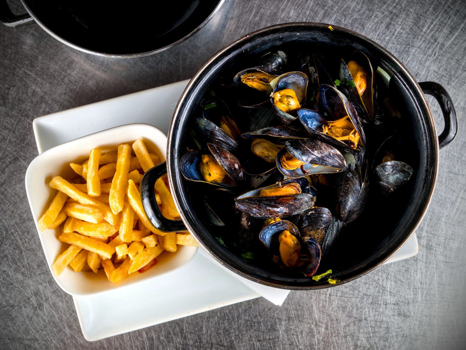 Casserole de moules et frites fraîches chez Big Mama à Bruxelles