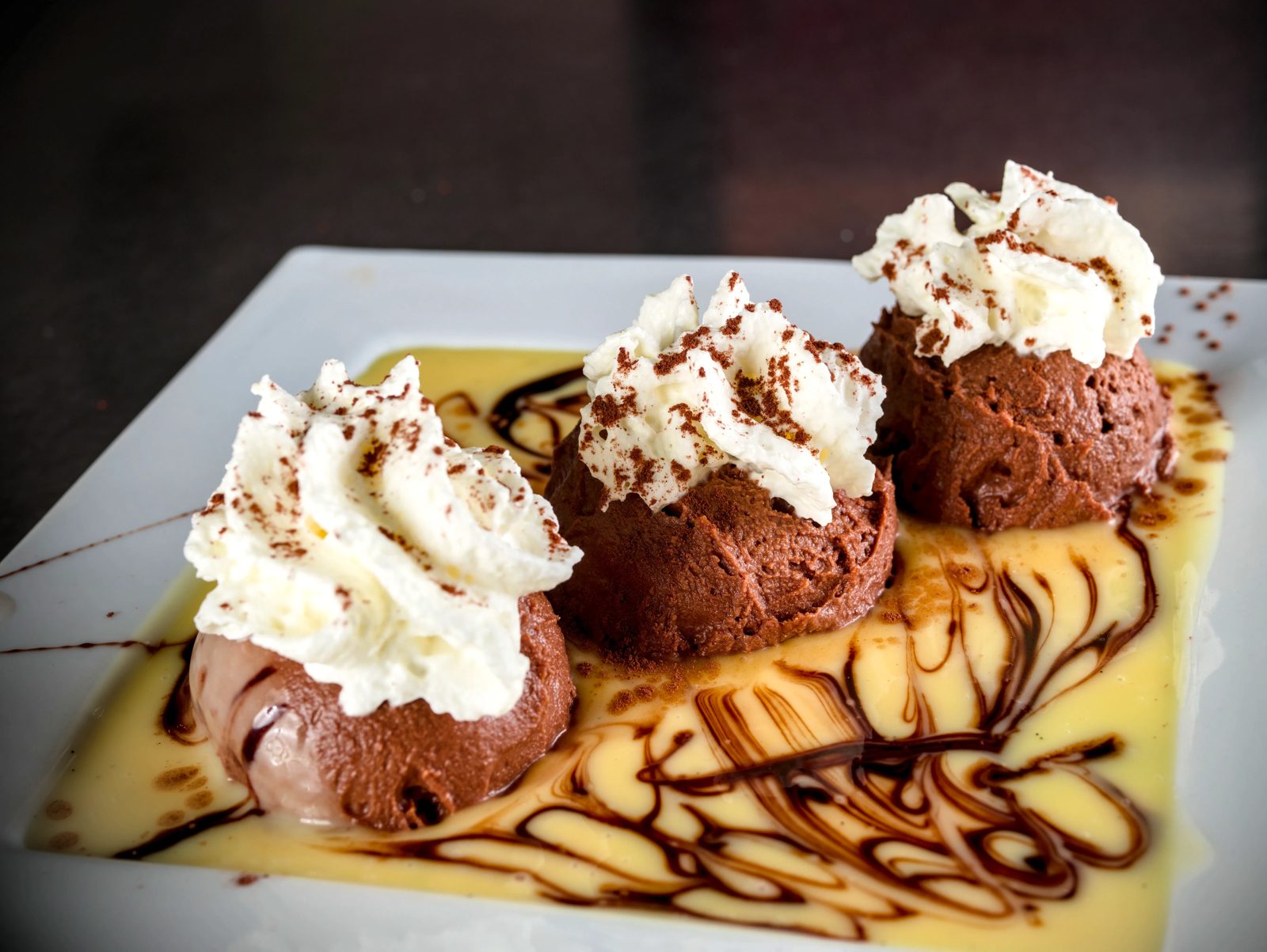 Mousse au chocolat belge sur lit de crème anglaise chez Big Mama