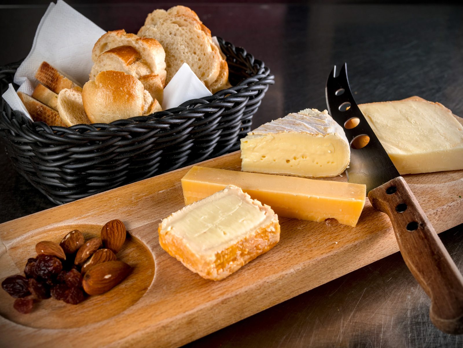 Planche de fromages belges : Vieux Brugge, Herve à la bière, Doré de Lathuy, Grand Chimay