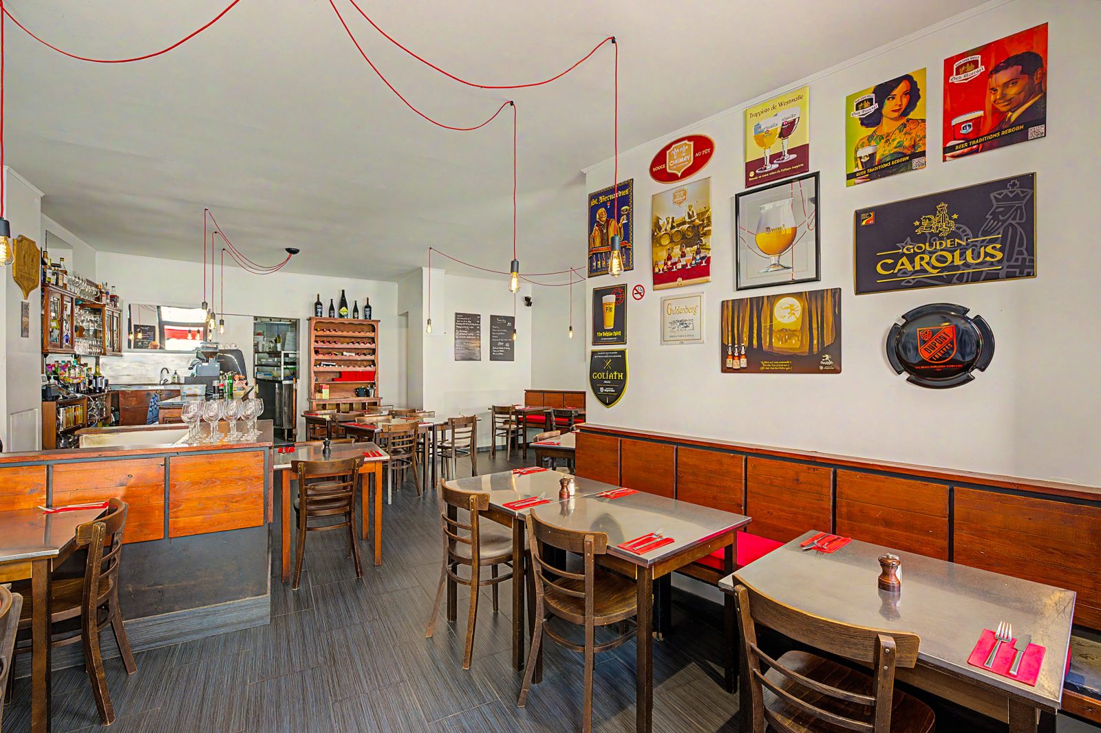 Salle de Big Mama avec ses affiches d'époque et ses tables nappées de rouge