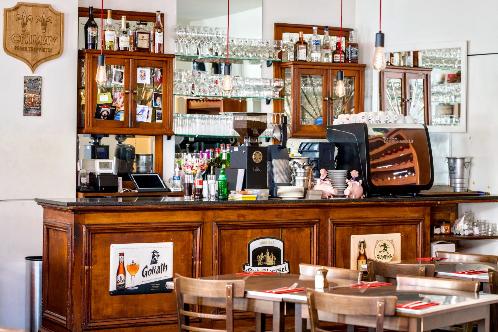 Salle et bar en bois de Big Mama à Bruxelles