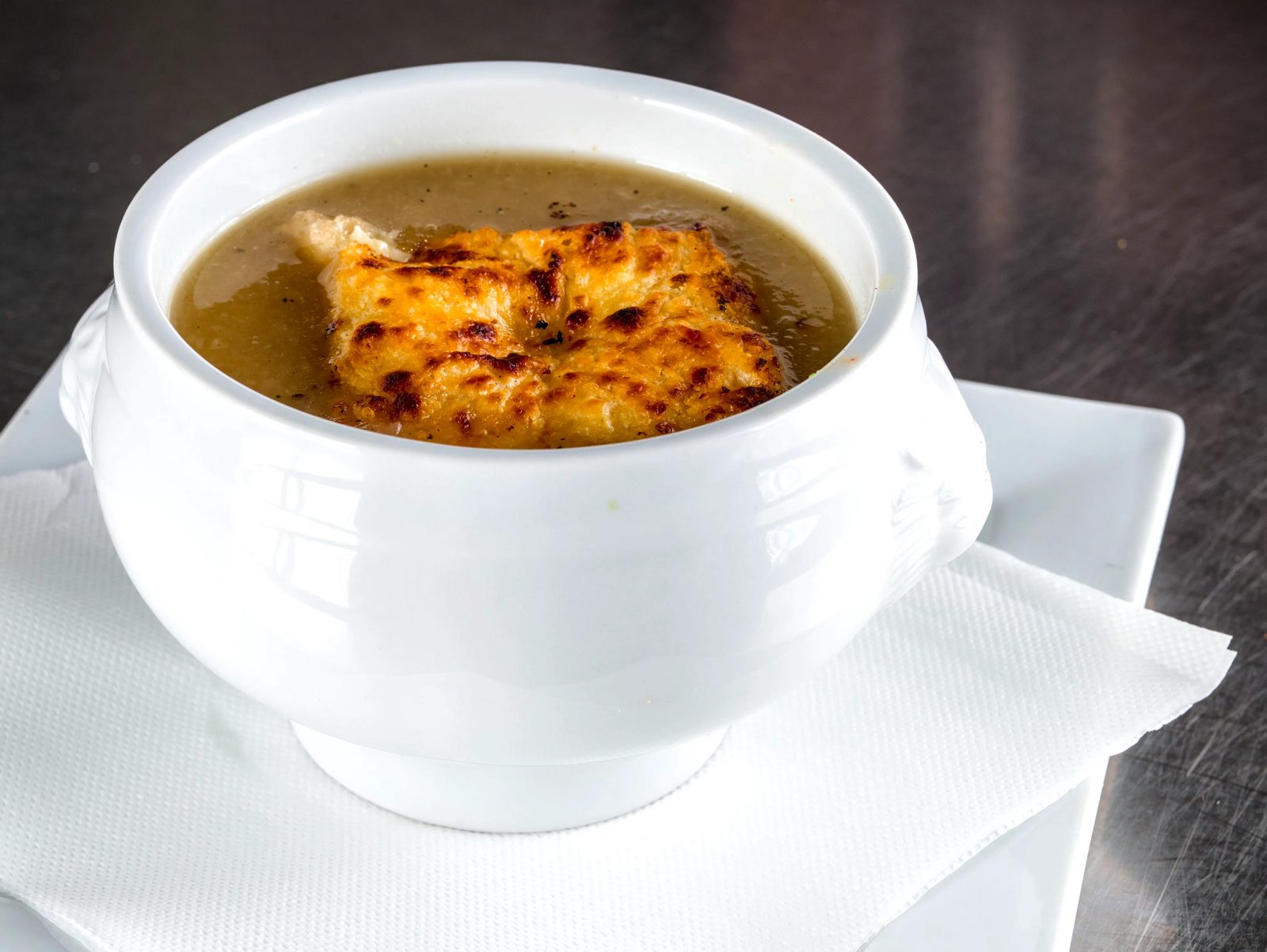 Soupe à l'oignon gratinée servie chez Big Mama
