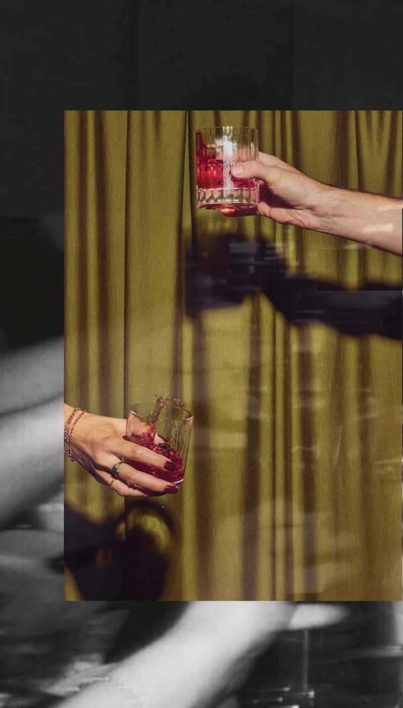 Verre de kombucha servi à table chez Biga