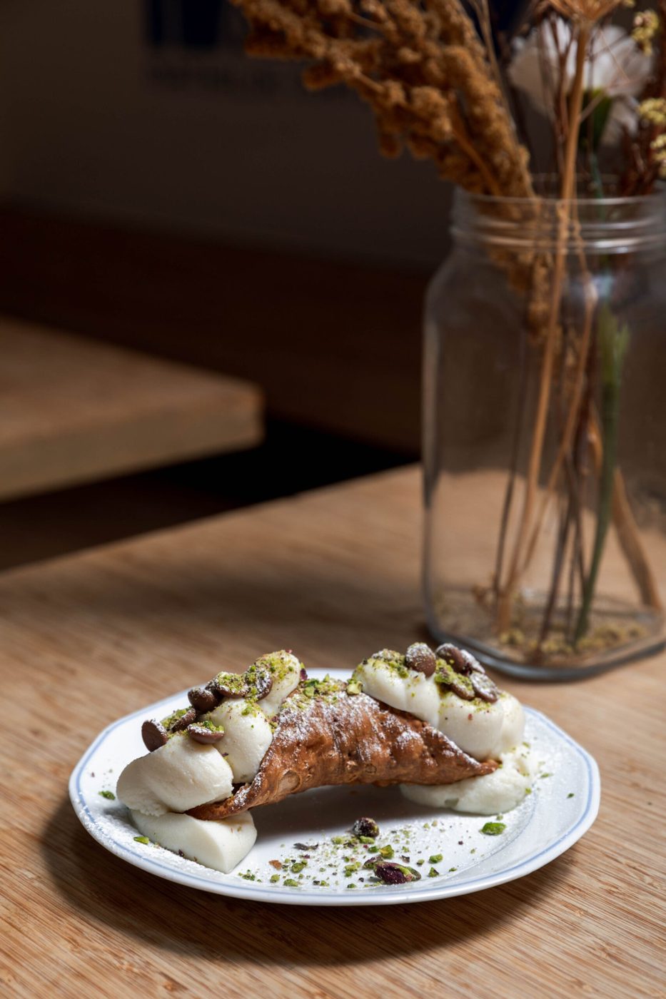 Cannolo sicilien à la crème de ricotta servi chez Biga