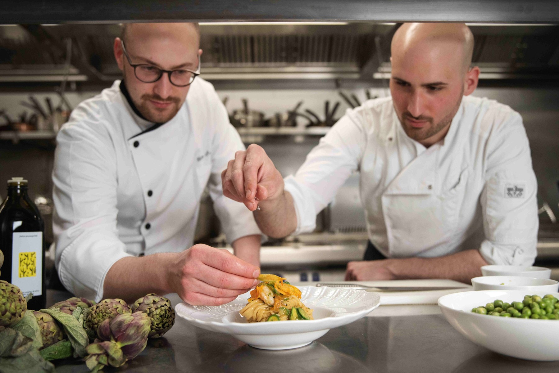 Chefs du Bocconi au dressage en cuisine, Hotel Amigo Bruxelles